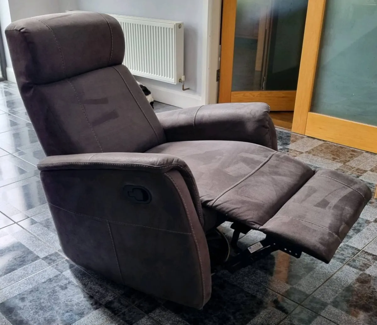 Recliner, swivel and rocking chair - Image 2