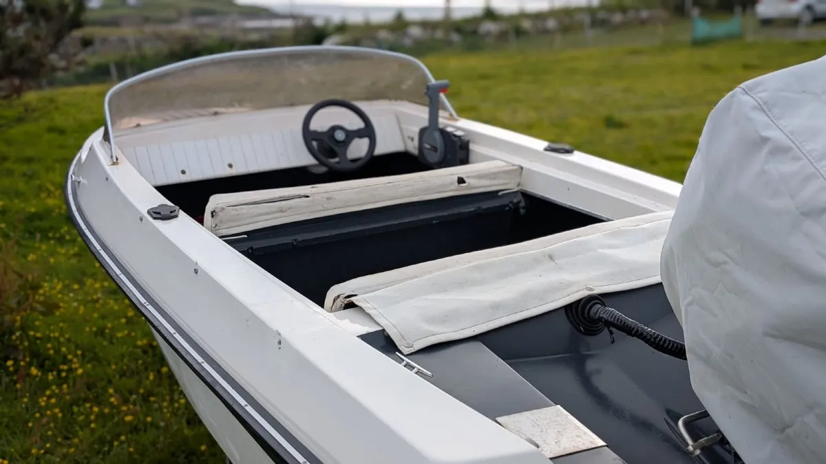 Silent craft runabout boat 340 with 25hp Yamaha - Image 2