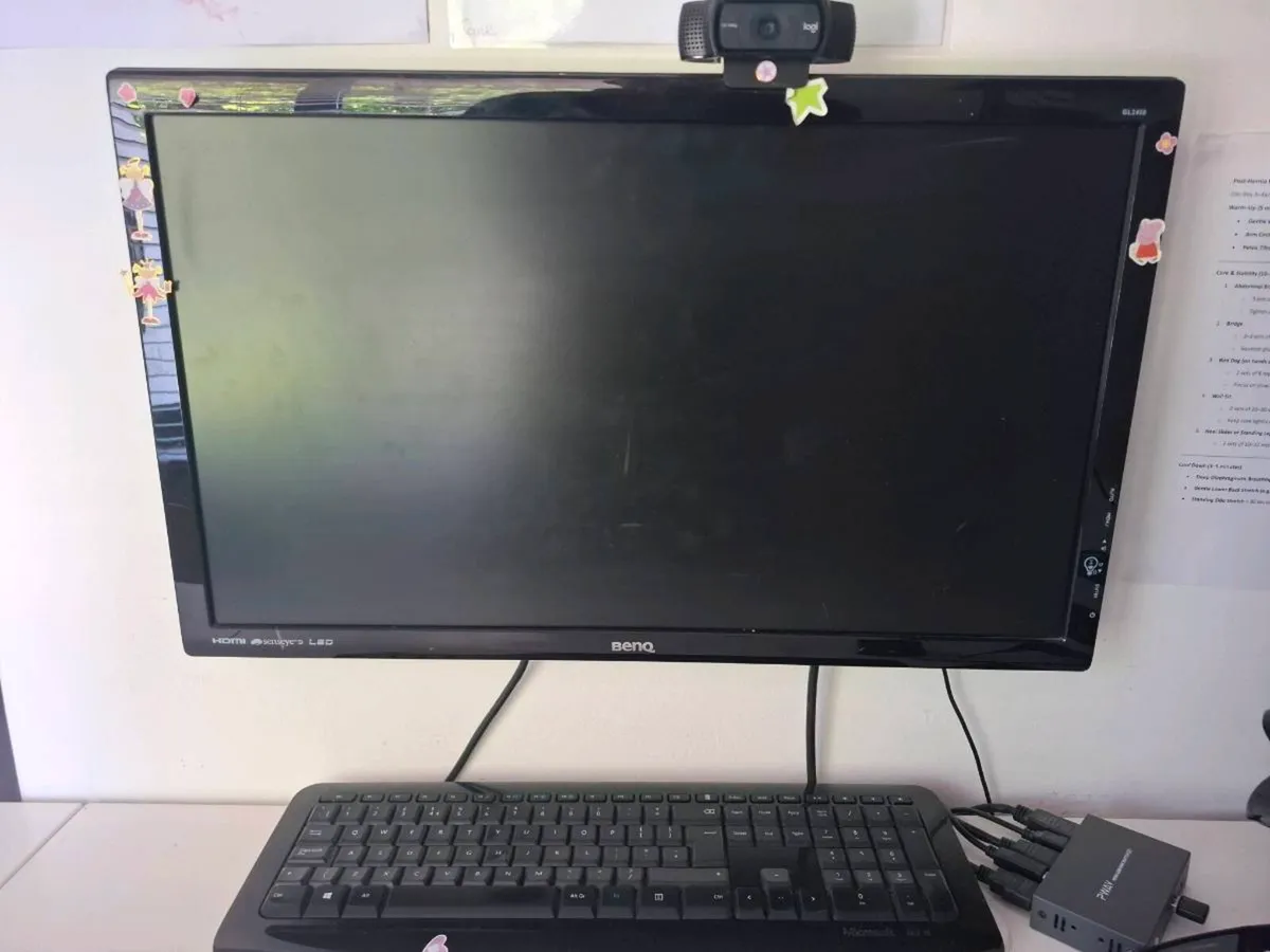 24 inch screen with wall bracket and stand