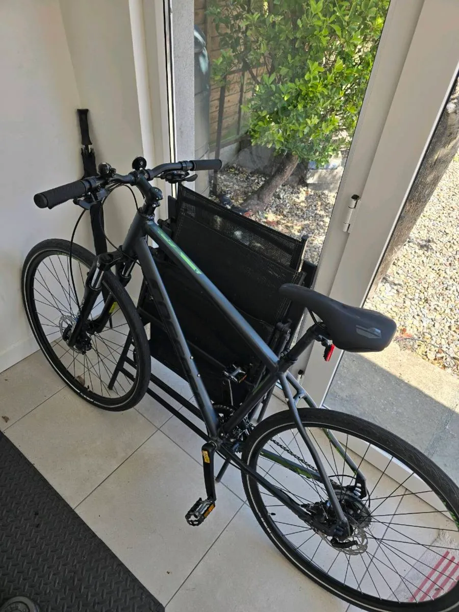 Carrera Endeavour Mens Hybrid Bike - Image 1
