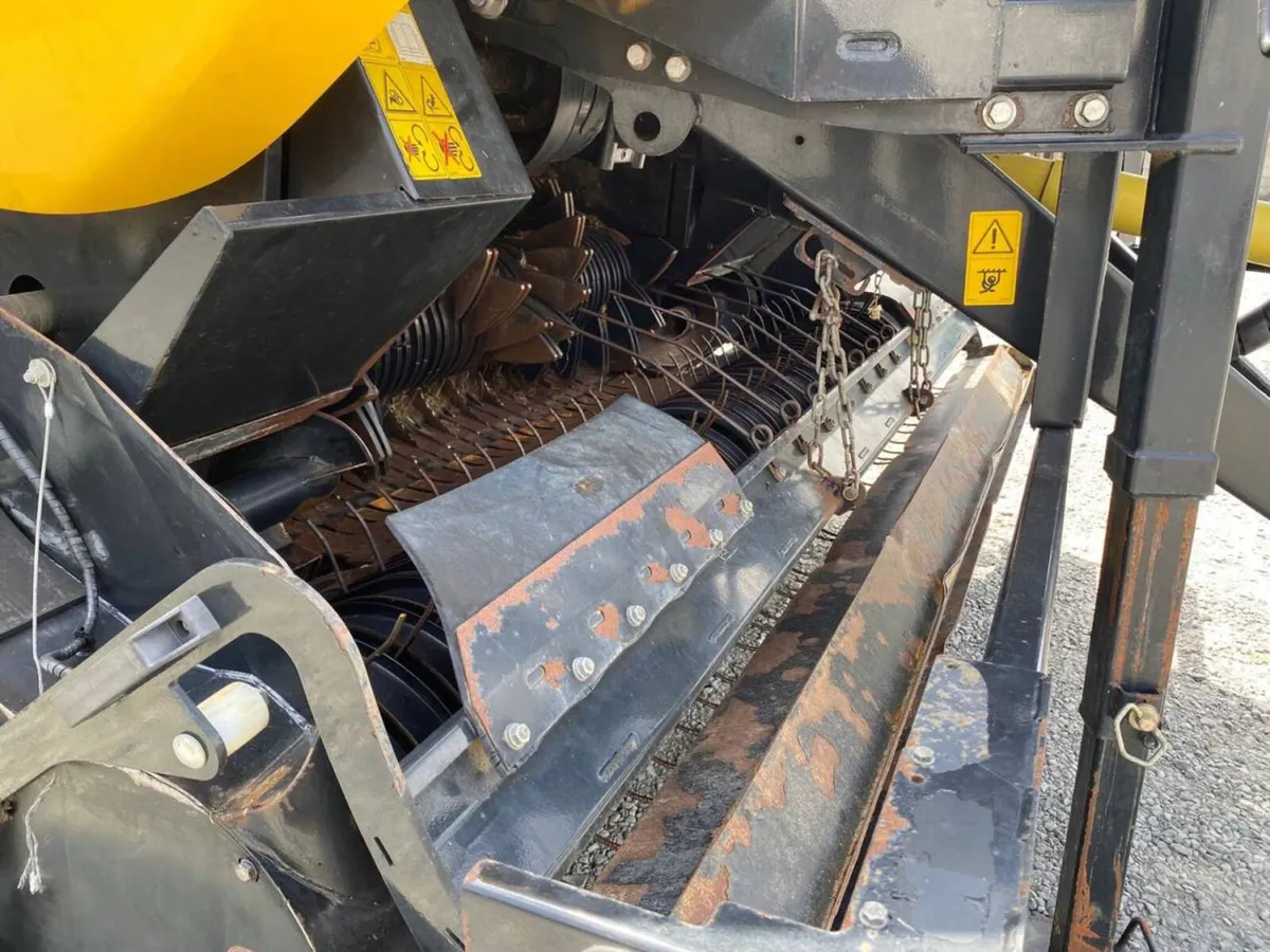 New Holland Roll Baler 125 Chopper Baler - Image 4