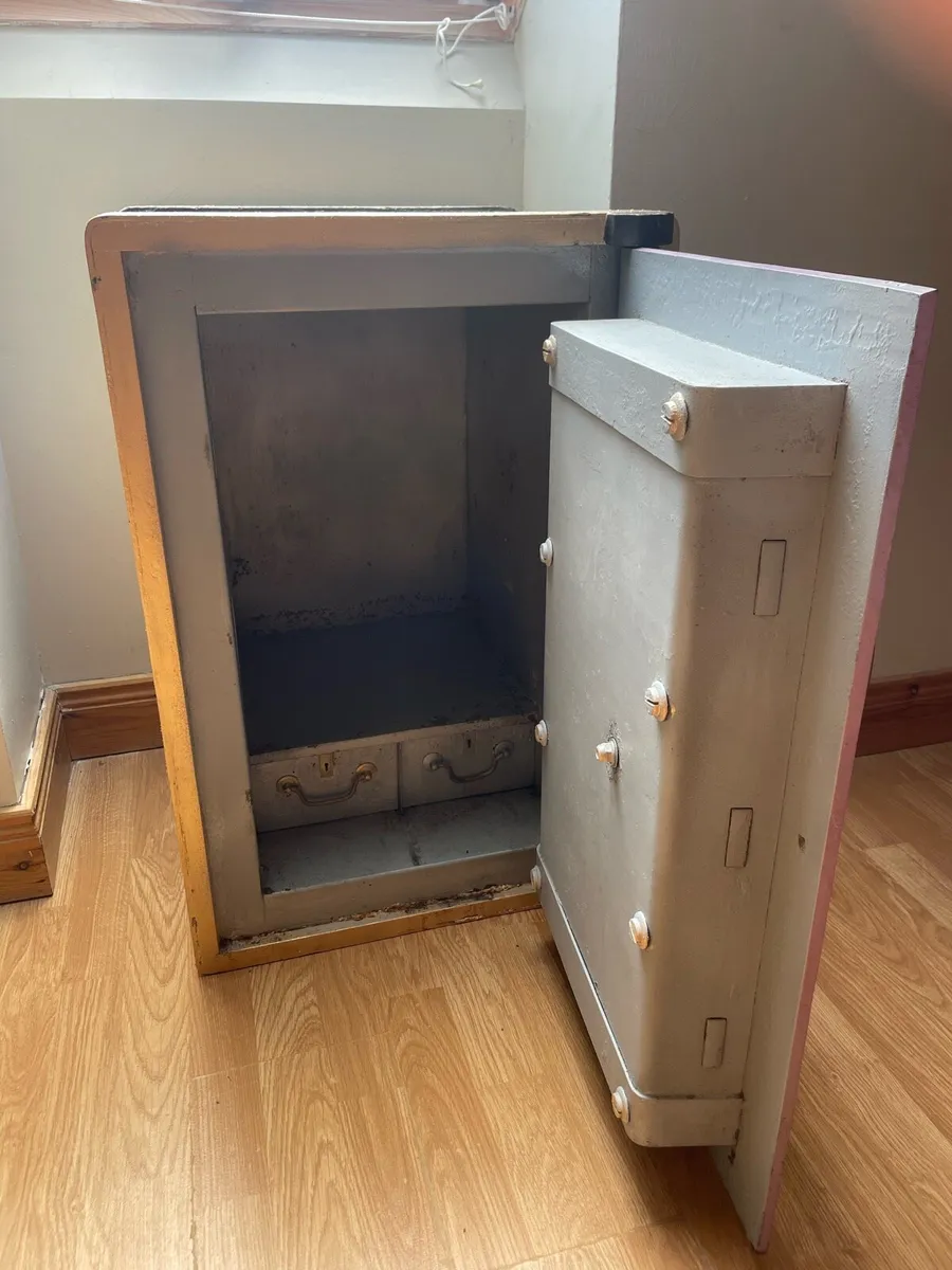 Vintage safe working perfect - Image 3