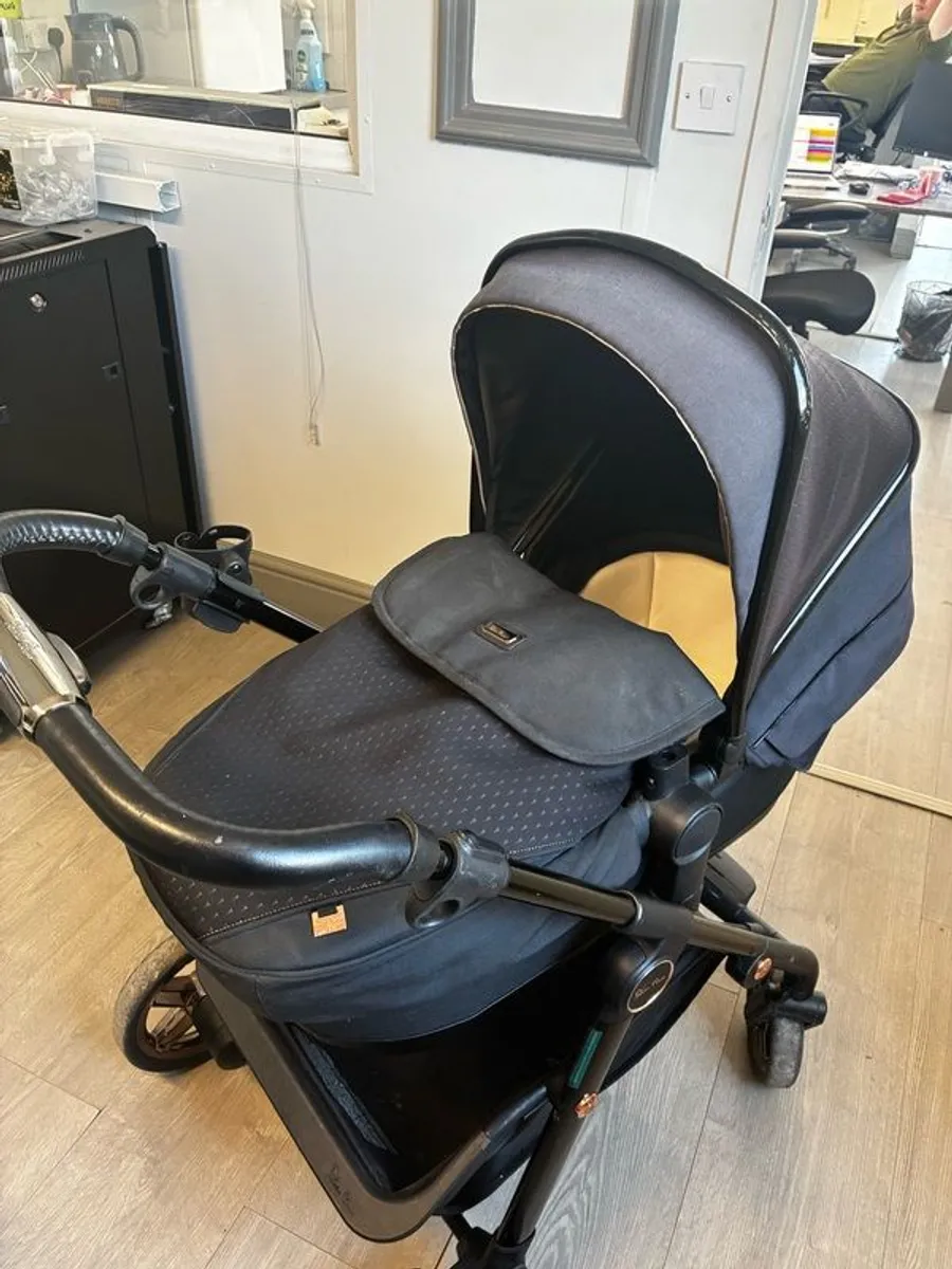 Complete sliver cross Pram system for sale - Image 3