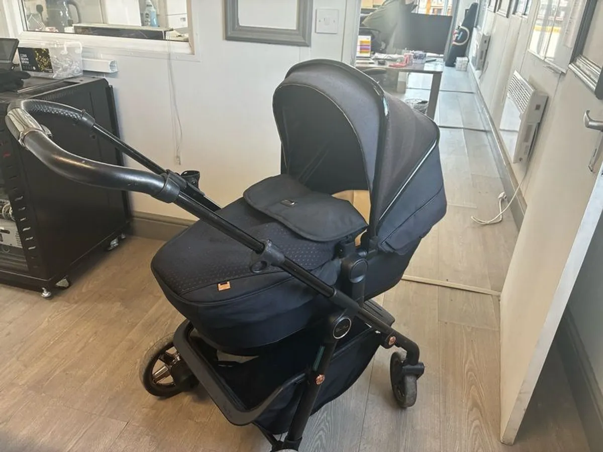Complete sliver cross Pram system for sale - Image 4