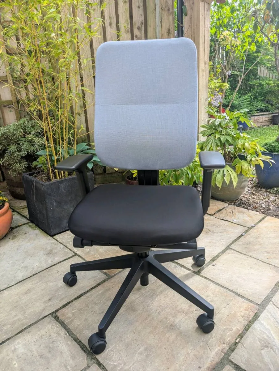 Ergonomic office chair - Image 4