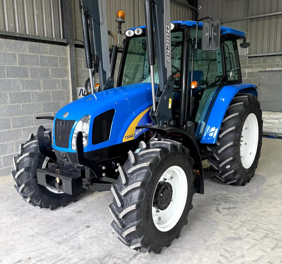 NEW HOLLAND T5040 c/w QUICKE Q45 LOADER - Image 2