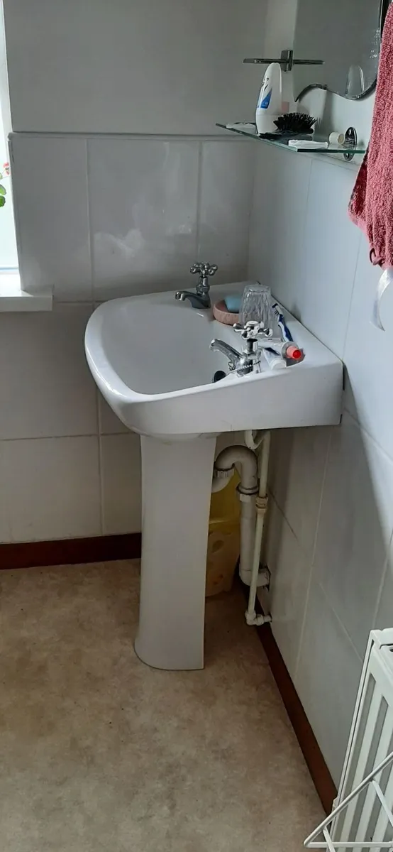 Bathroom sinks and accessories - Image 3