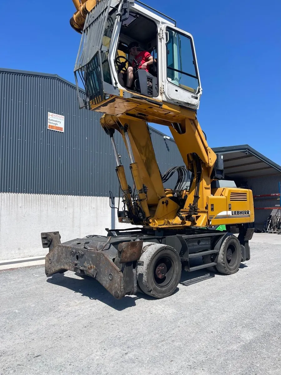2004 Liebherr A904 Material Handler - Image 2