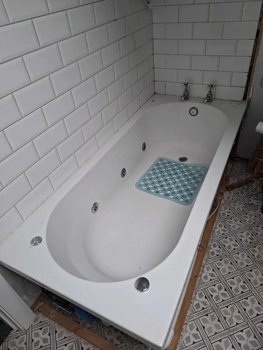 Jacuzzi bath - Image 1