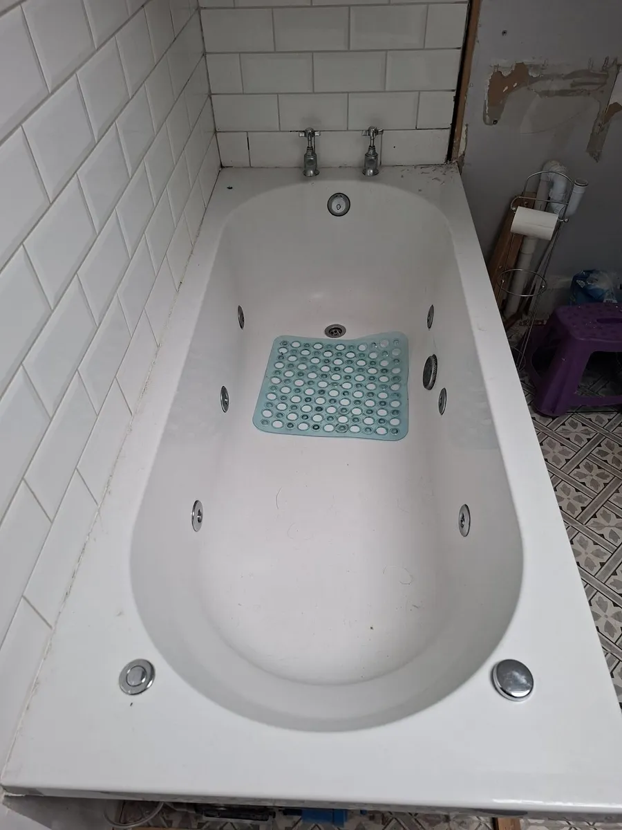 Jacuzzi bath - Image 2
