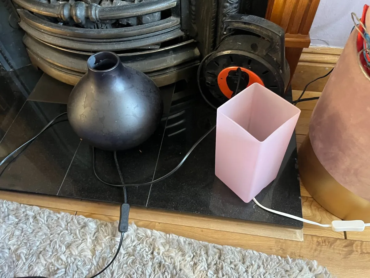 3 table light fittings with bulbs - Image 2