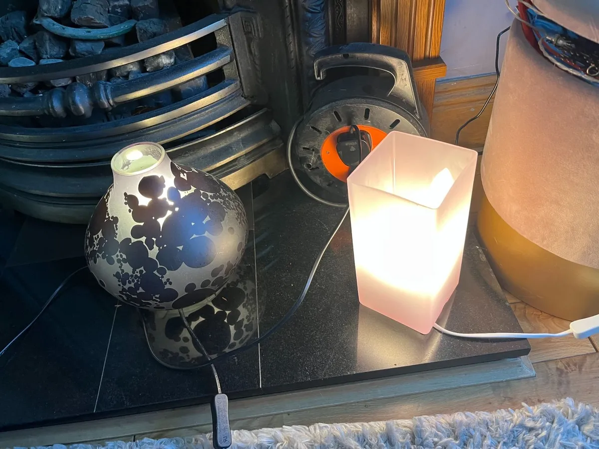 3 table light fittings with bulbs - Image 1