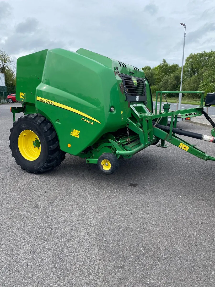 John Deere F440R Baler