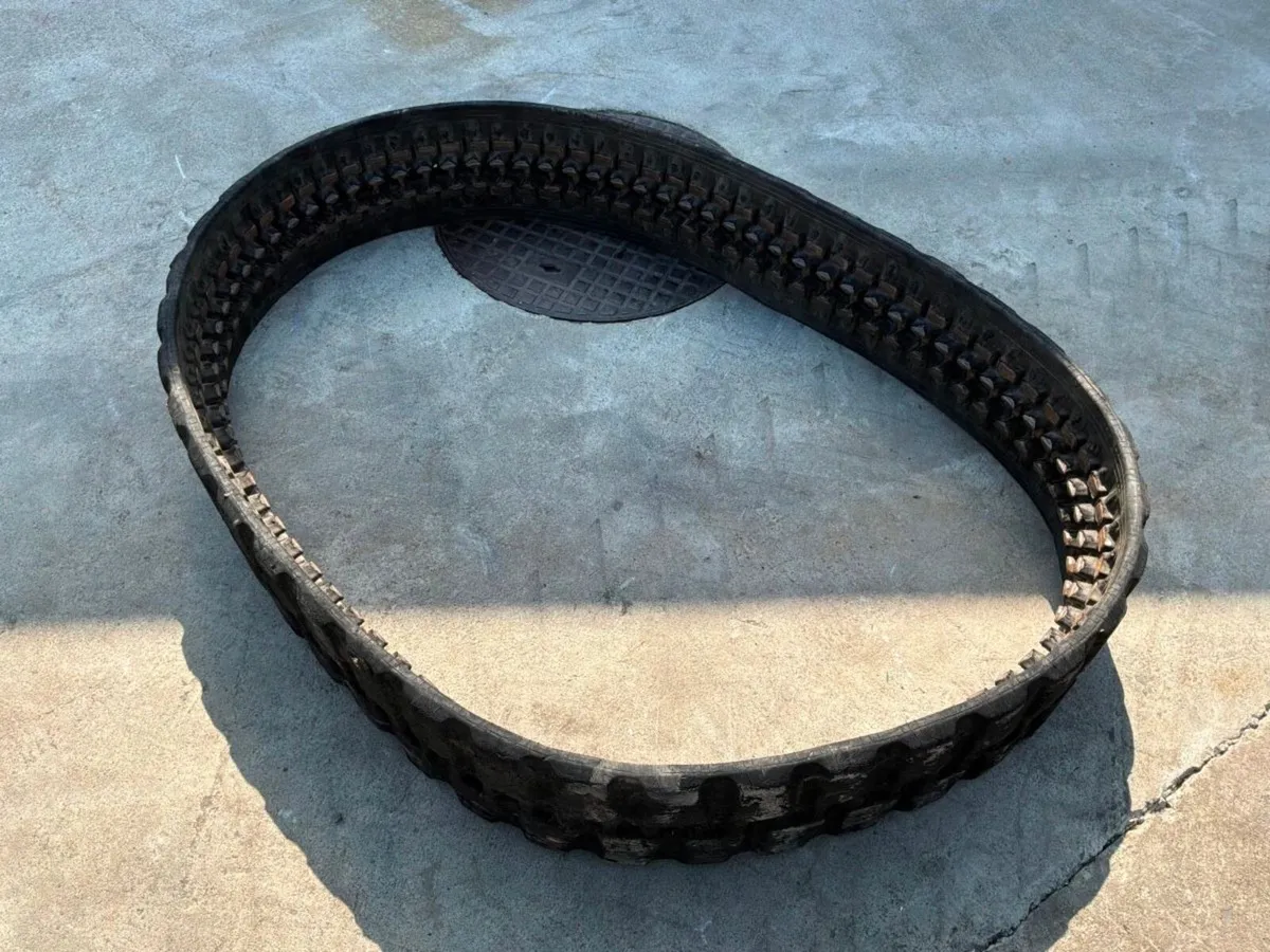 250 x 47 x 84 RUBBER TRACK.3 TONNE MINI DIGGER. - Image 3