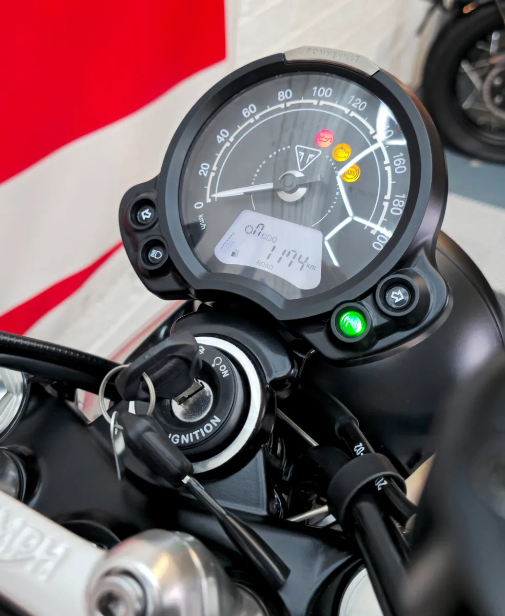 2023 Triumph Speedtwin 900 - Image 3