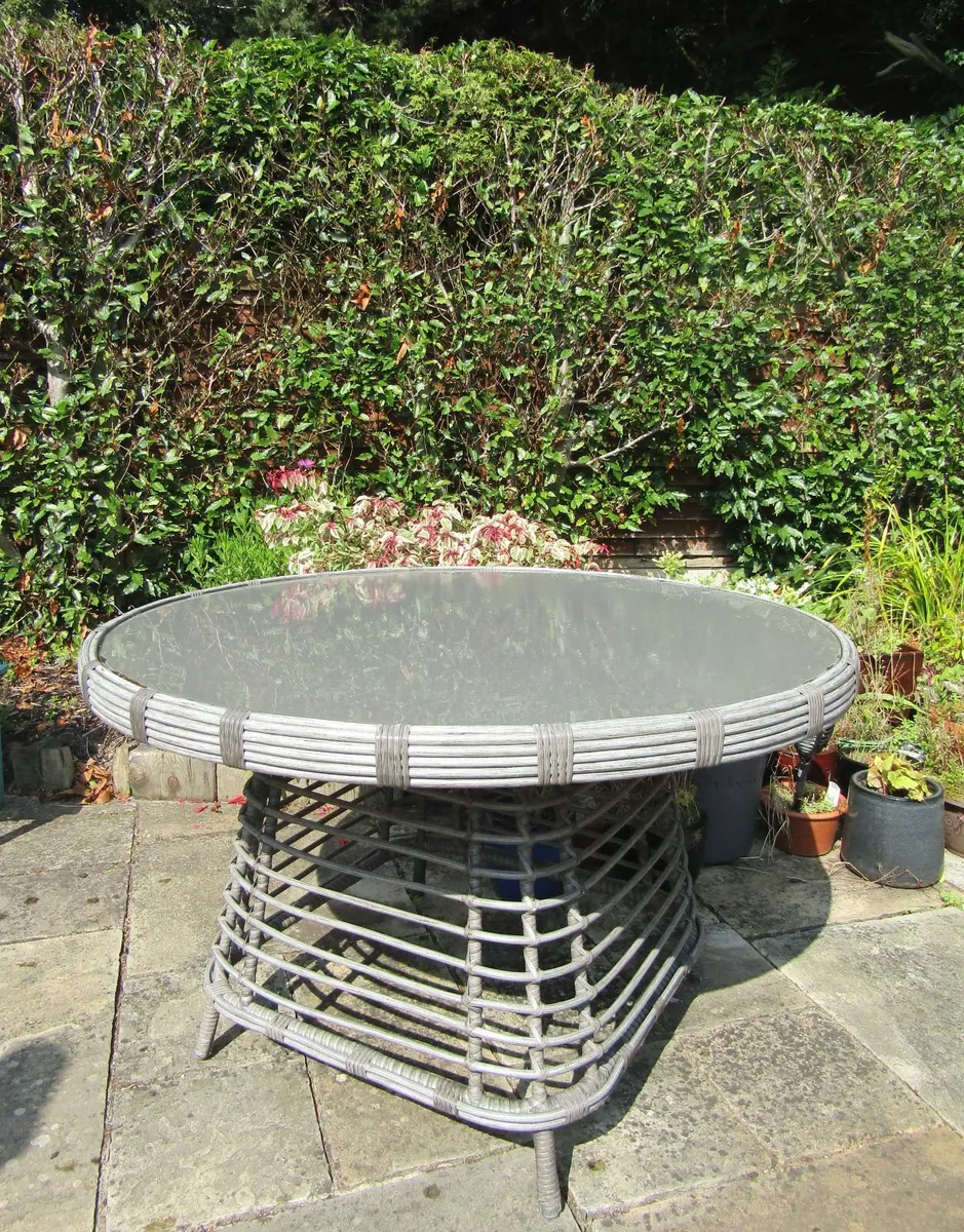 Round Garden Table