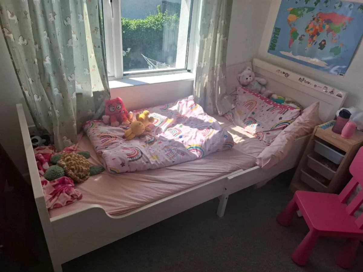 Extendable child's bed - slats included