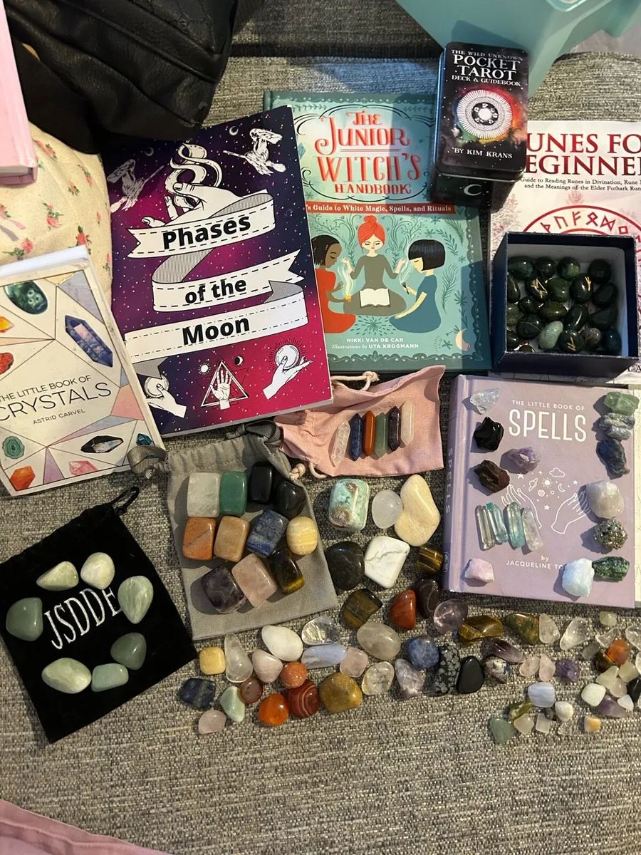 Crystal sets and books - Image 1