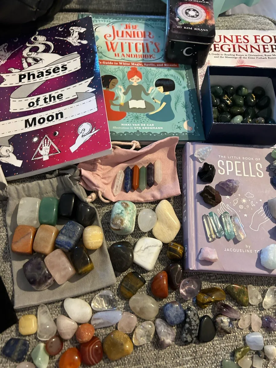 Crystal sets and books - Image 3