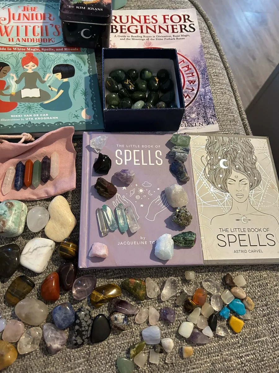 Crystal sets and books - Image 4