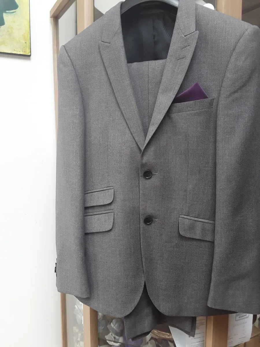 Brand new gents Burton suit - Image 1