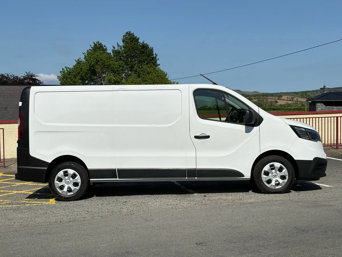 2022 (221) RENAULT TRAFIC 2.0 130 BHP LWB - Image 2