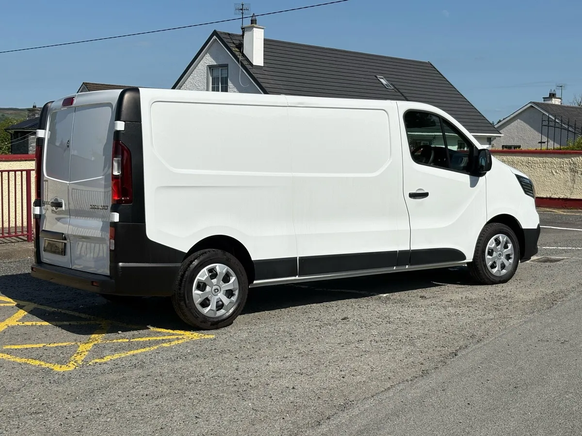 2022 (221) RENAULT TRAFIC 2.0 130 BHP LWB - Image 3