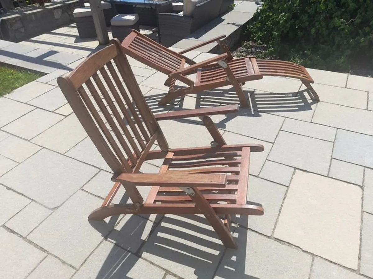 Garden chairs and table - Image 1