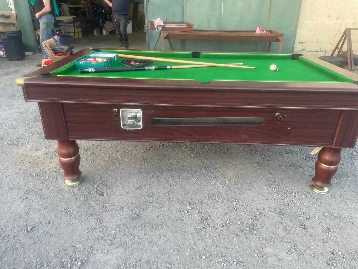 Pool table - Image 1