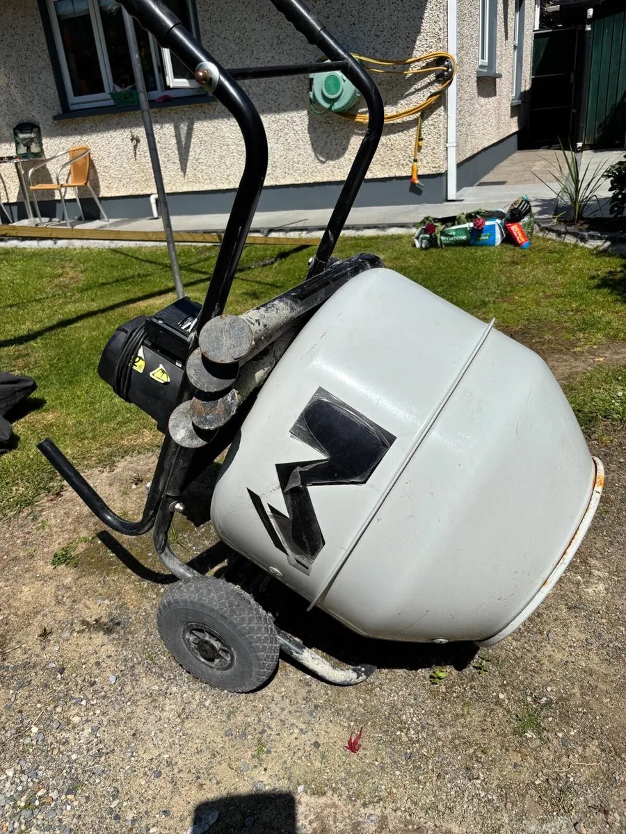 Cement mixer - Image 1