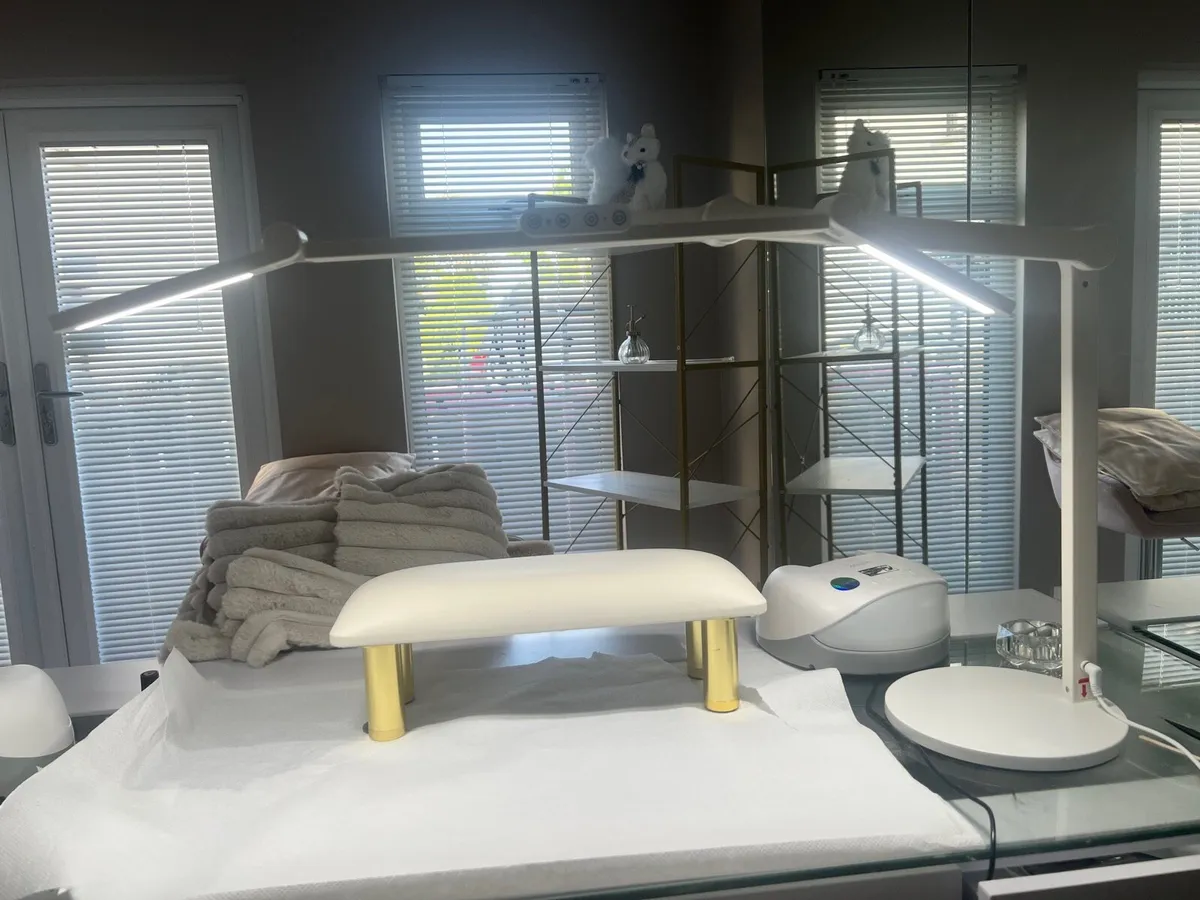 Beauty bed/acrylic powders/lamps - Image 3