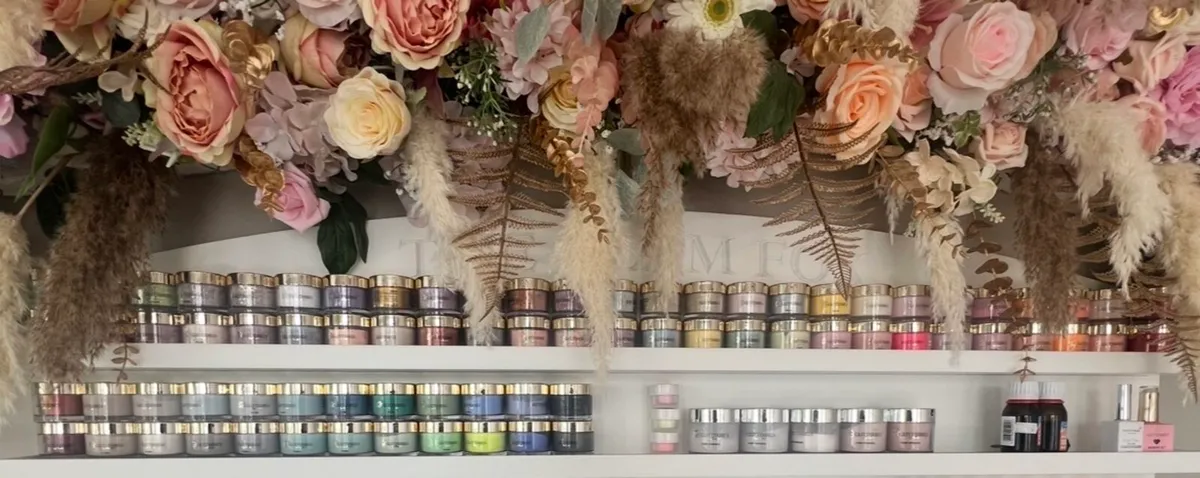 Beauty bed/acrylic powders/lamps - Image 1