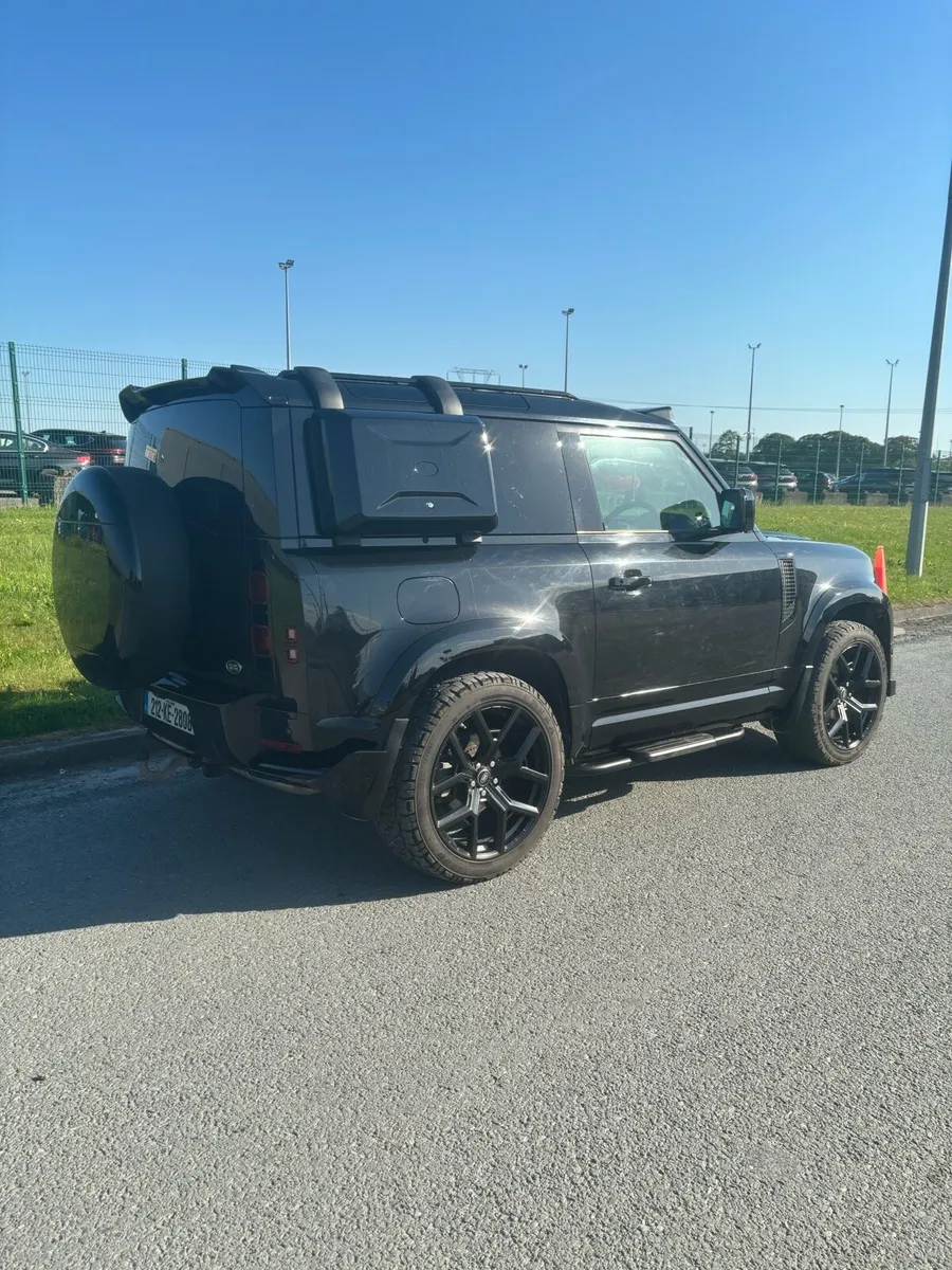 Land Rover Defender - Image 4