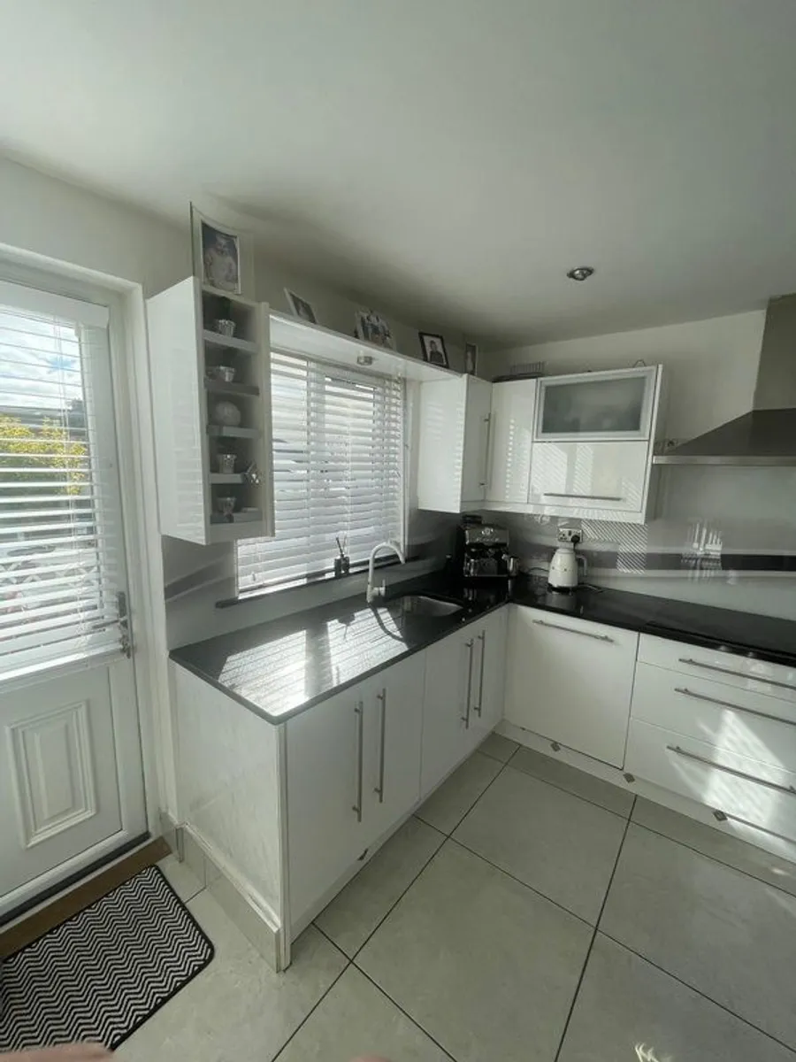 fitted kitchen - Image 1