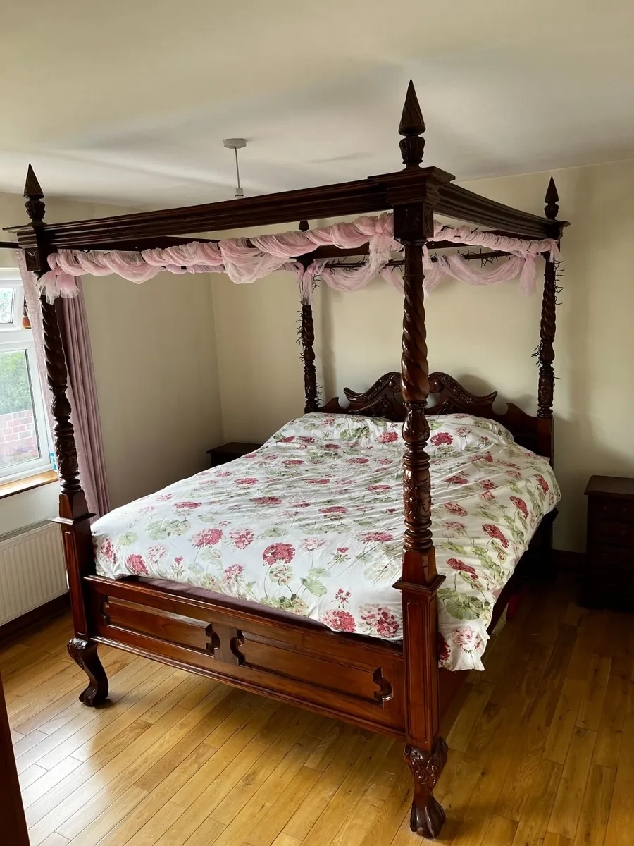 Four poster bed. - Image 1