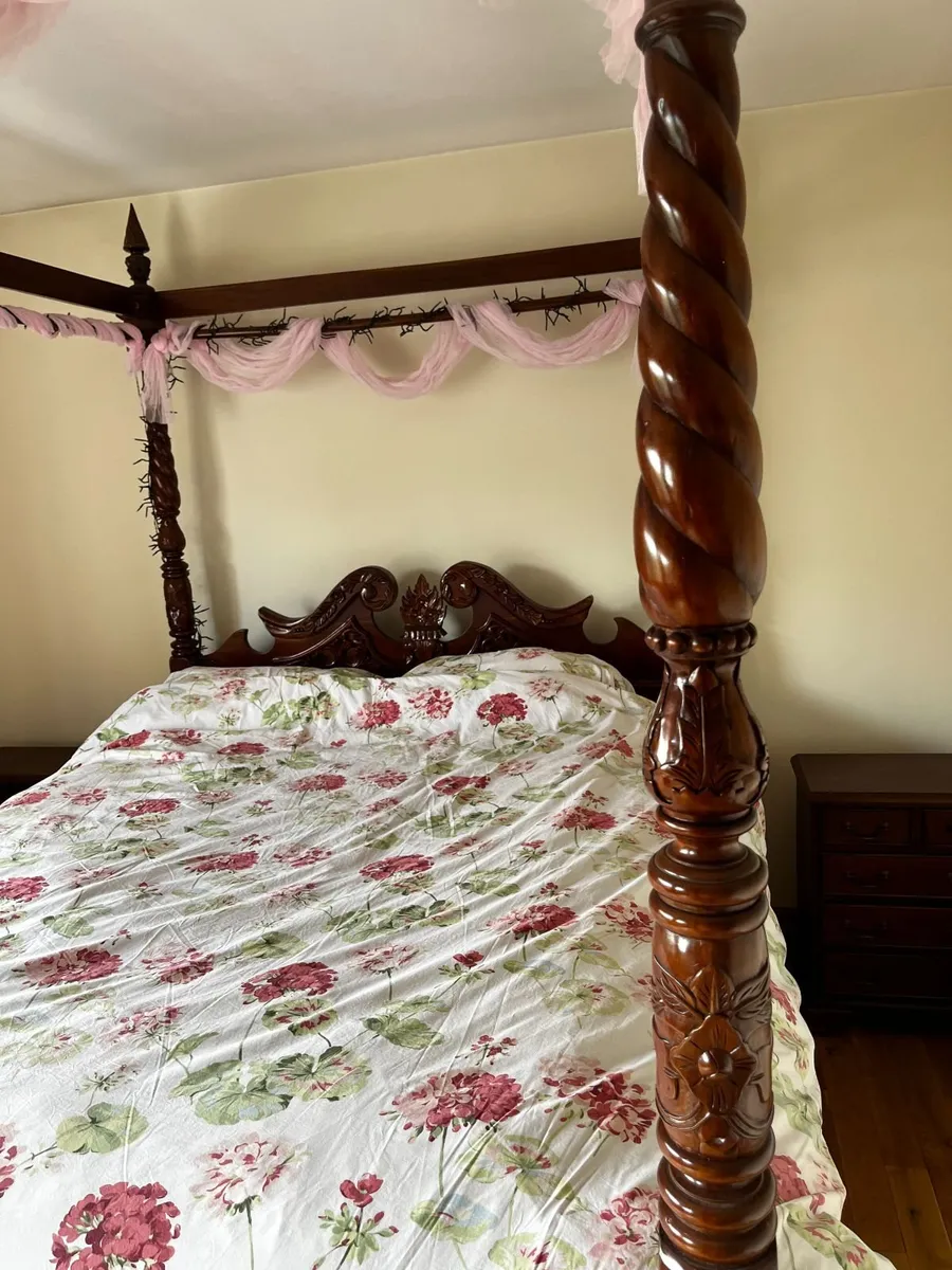 Four poster bed. - Image 3