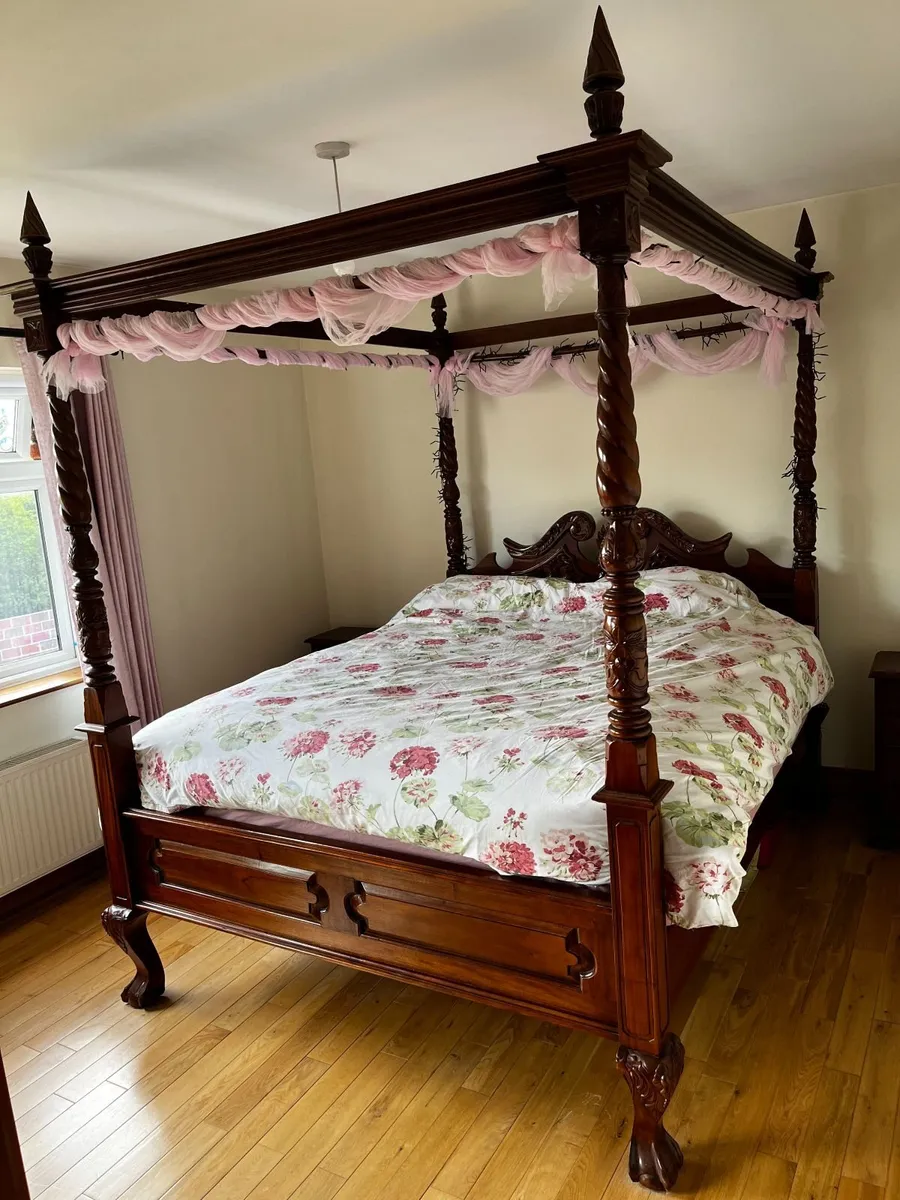 Four poster bed. - Image 2