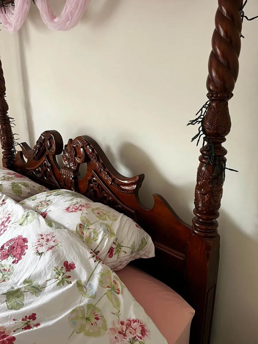 Four poster bed. - Image 4