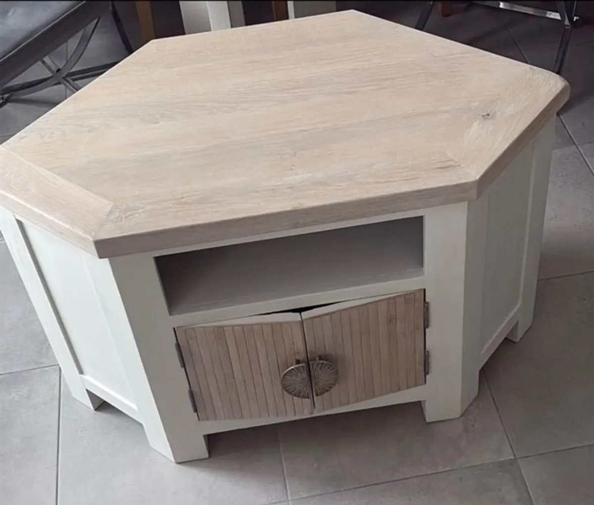 Solid tv oak cabinet - Image 4