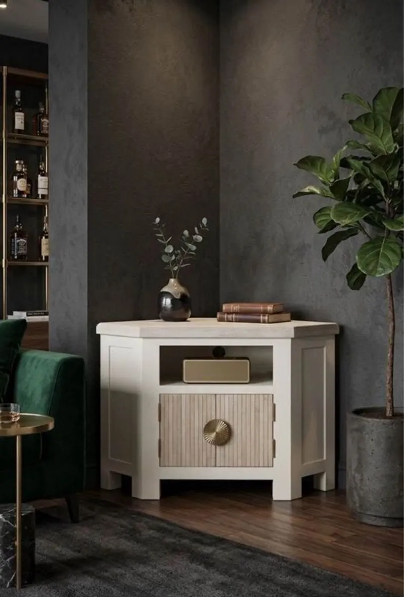 Solid tv oak cabinet - Image 1