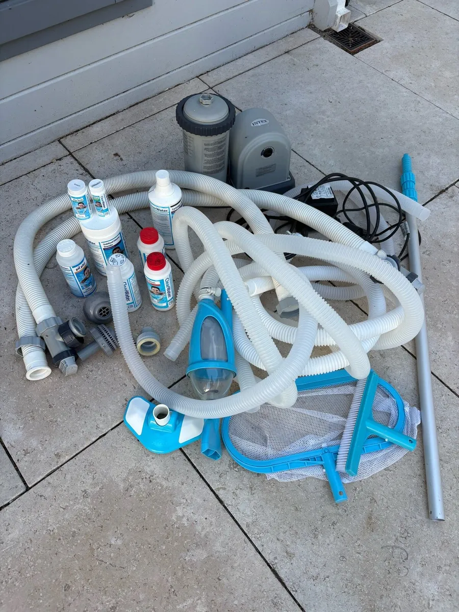 Intex pool pump and cleaning kit