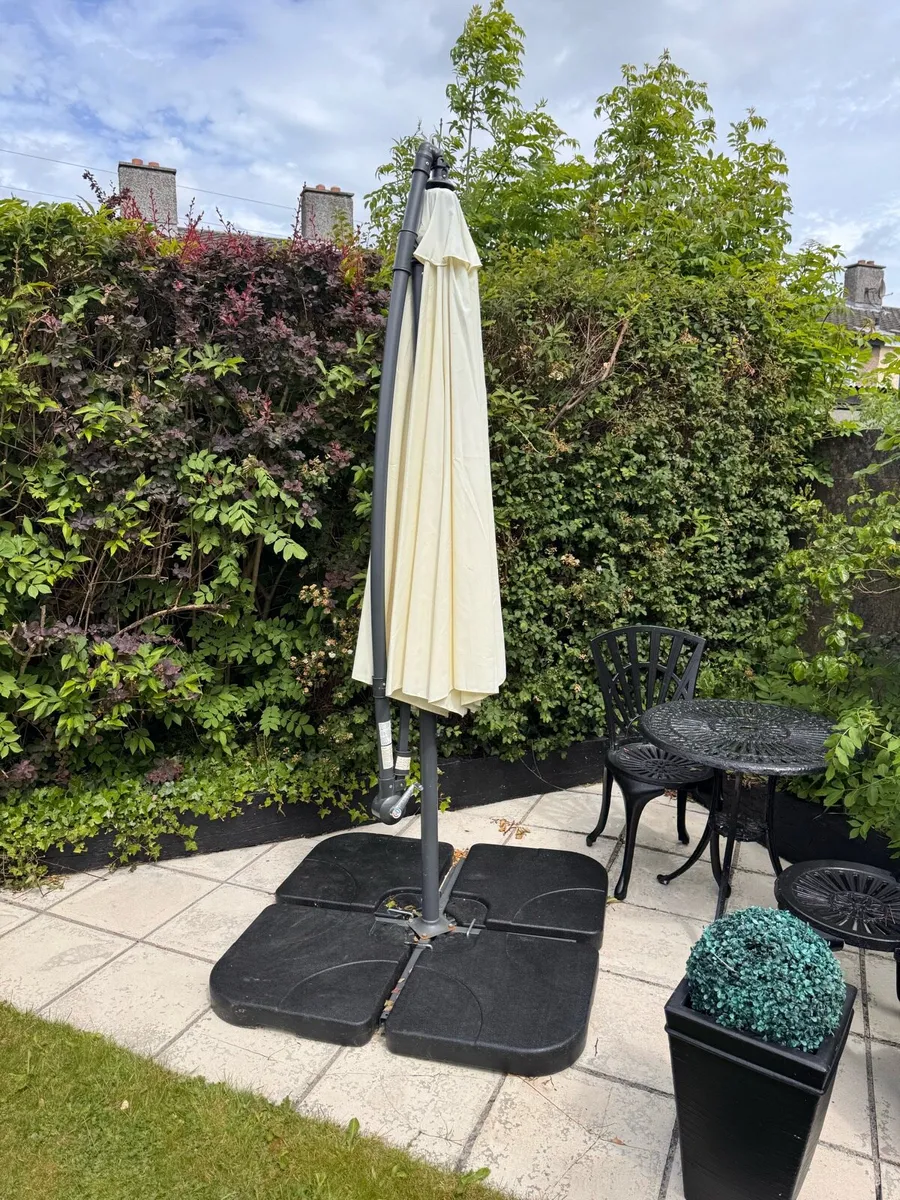 Large Parasol with base. - Image 3