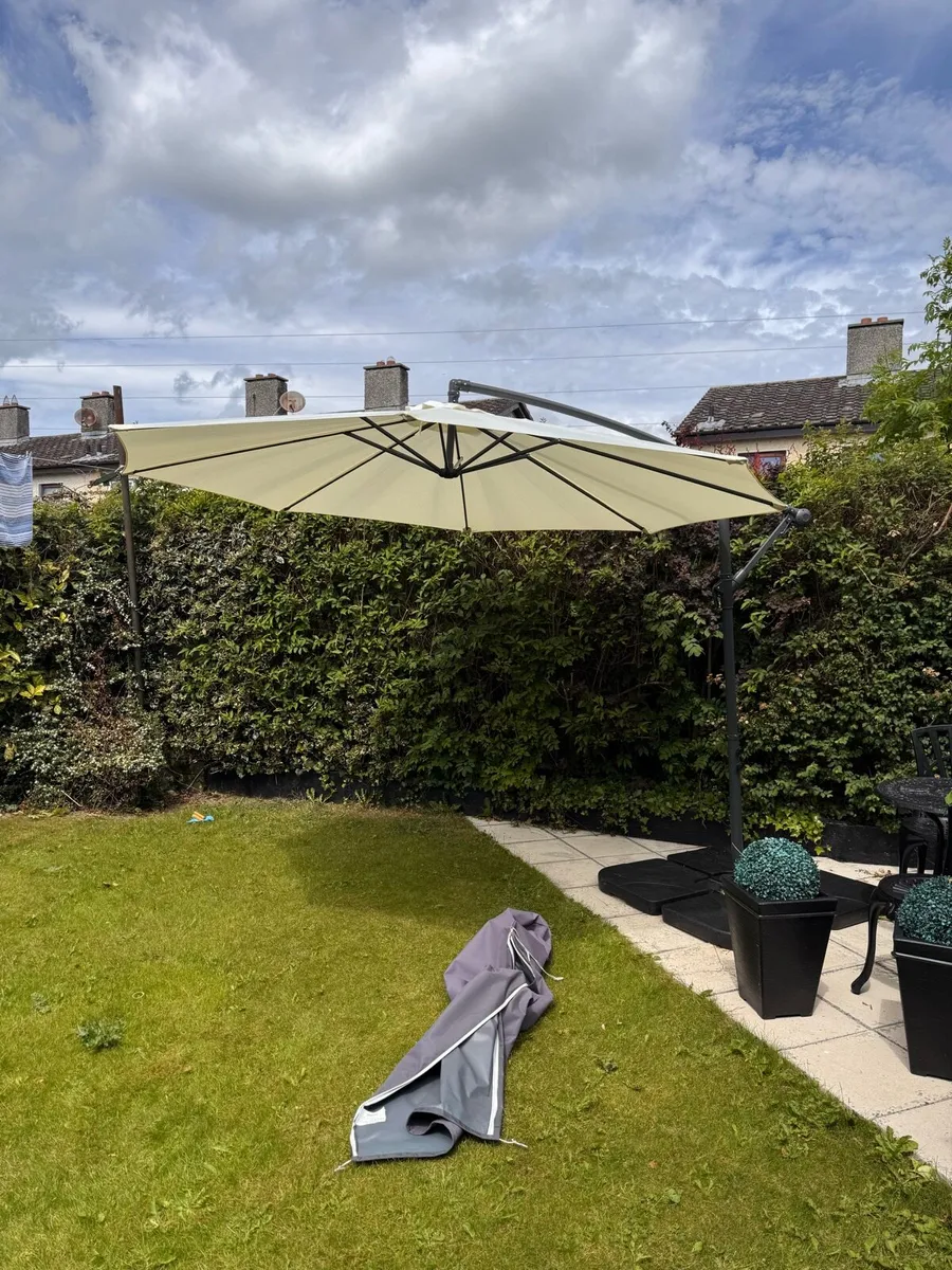 Large Parasol with base. - Image 4