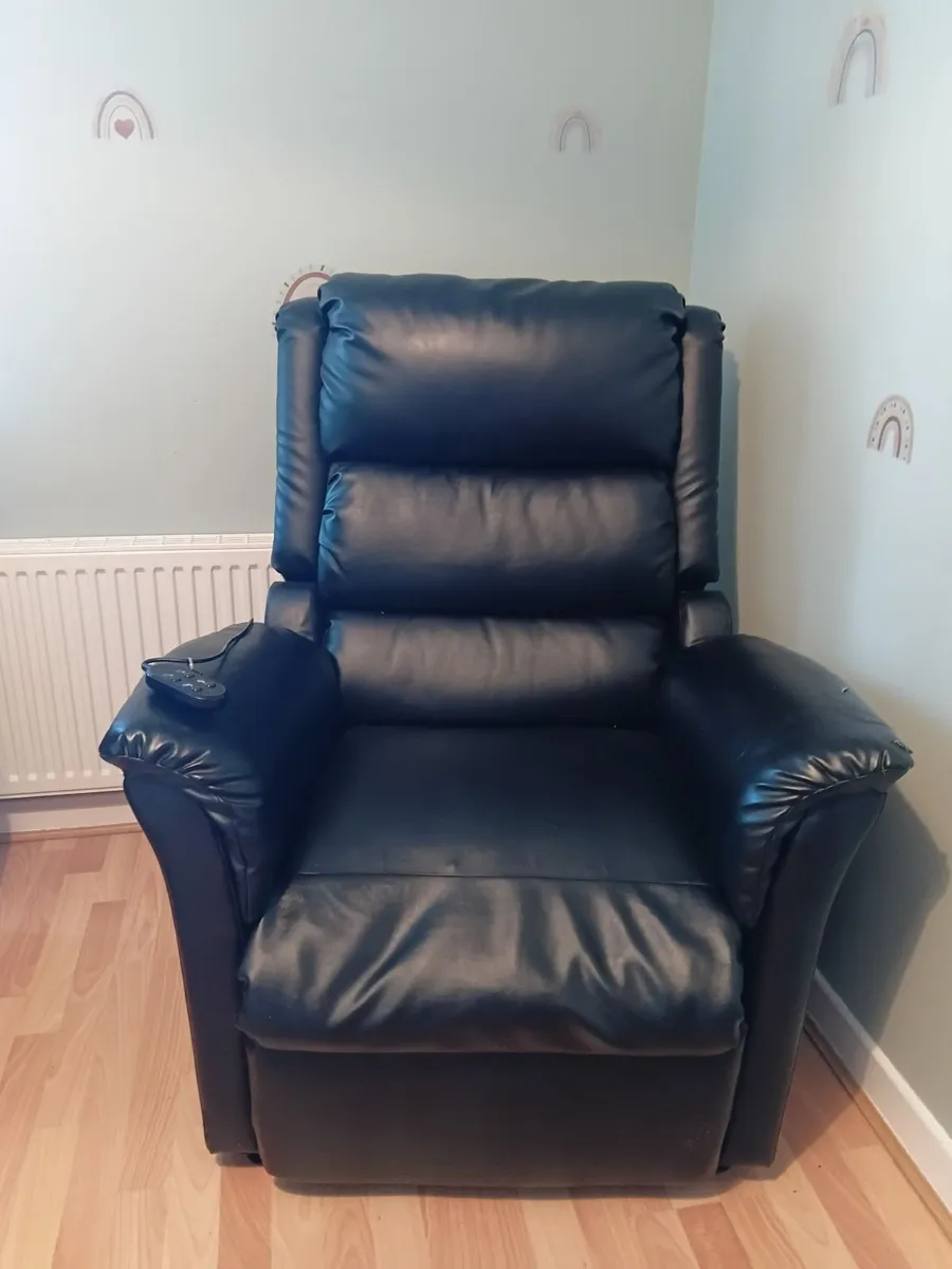 Motorised reclining armchair - Image 1