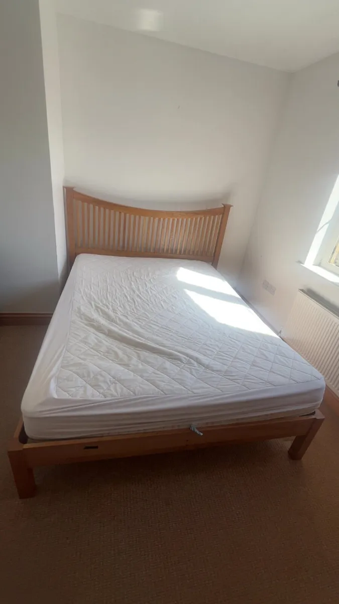 Stunning Queen bed - Image 4