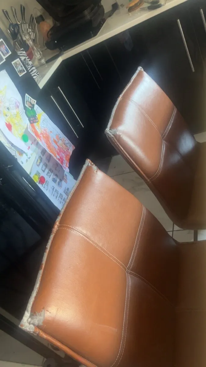 Table and chairs - Image 2