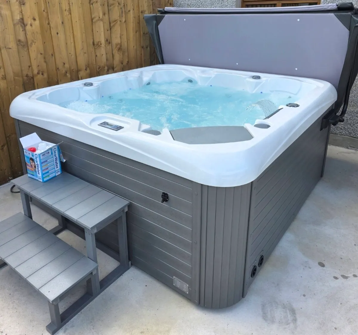 Hot tub - Image 1