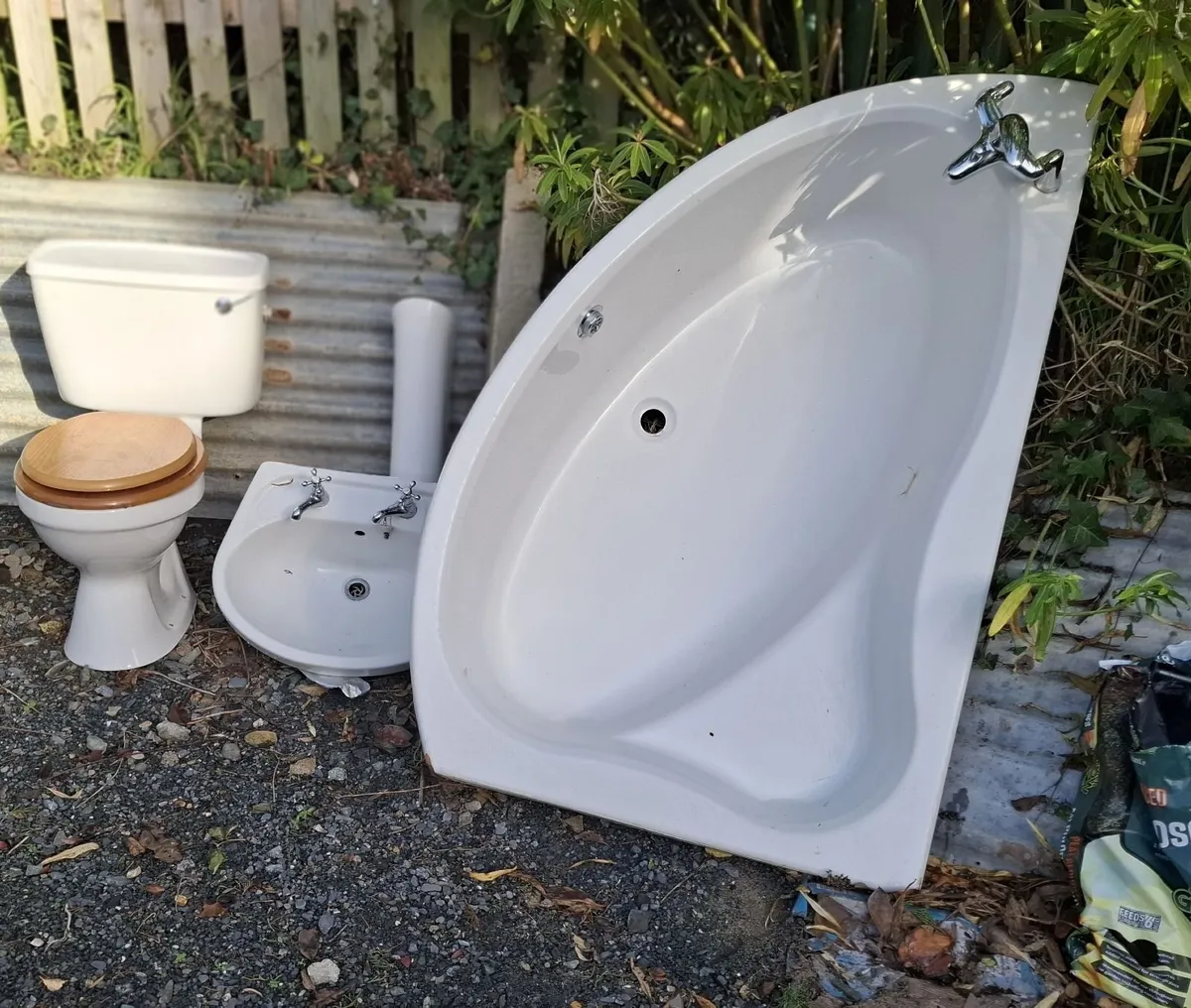 Bathroom suite - Image 1