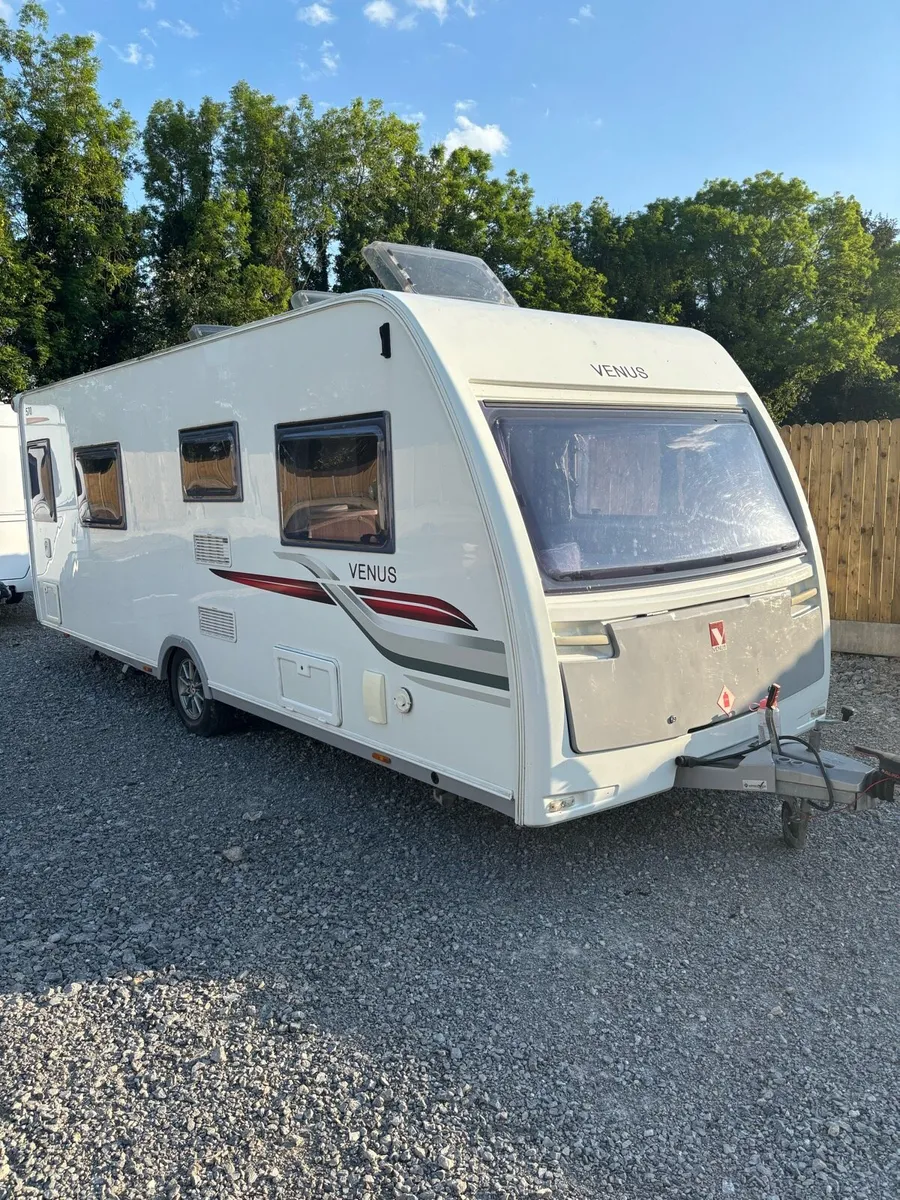 2019 MODEL ISLAND BED BARGAIN - Image 1