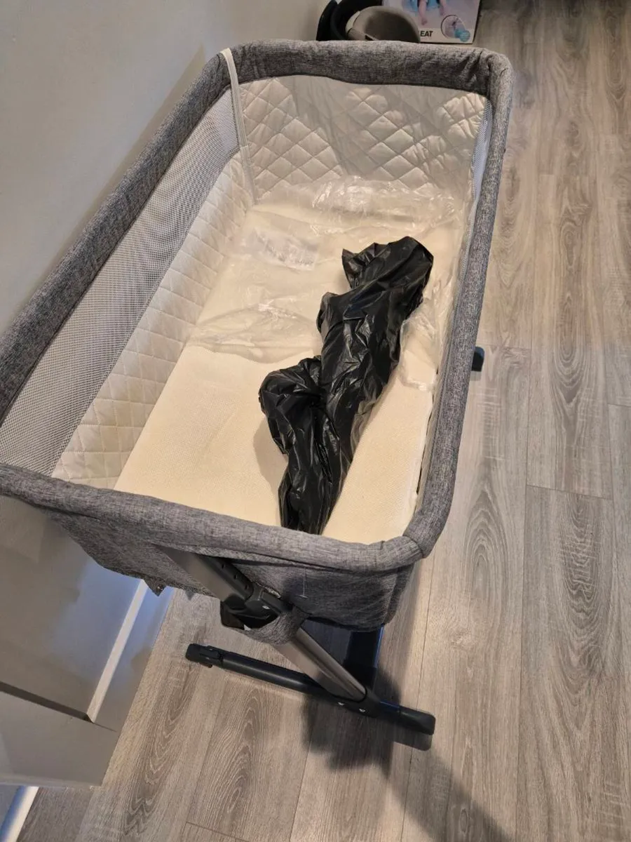 Bedside cot - Image 2